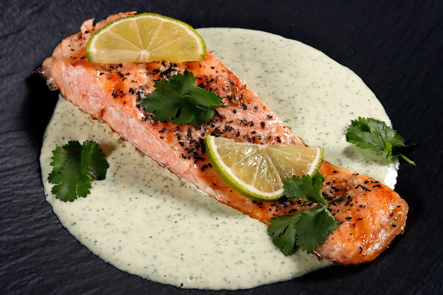 Gegrilde Noorse zalm met avocado koriandersaus