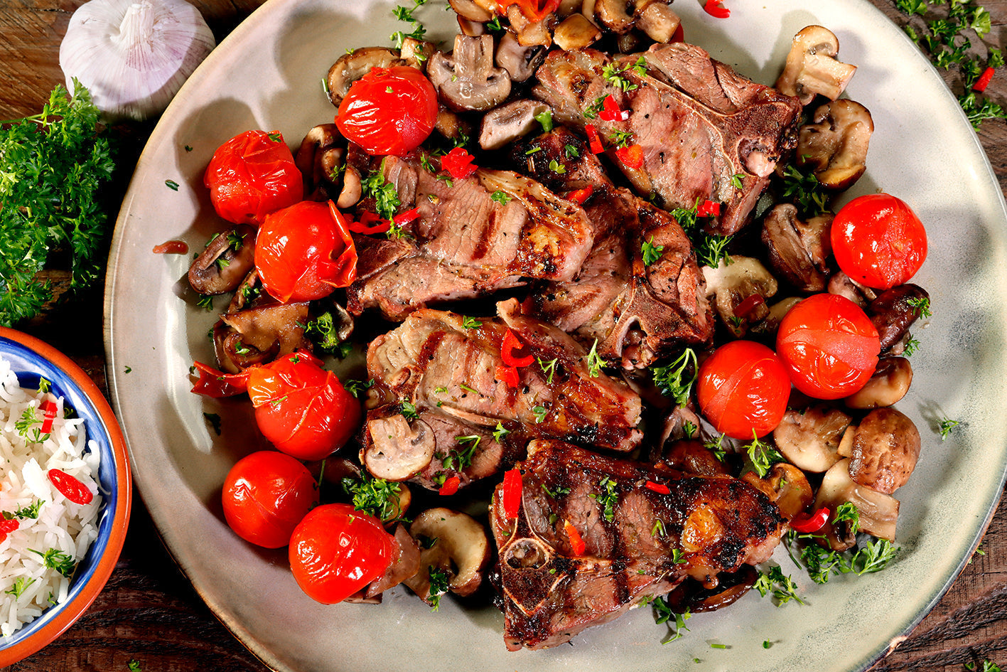Gemarineerde Griekse lams T-bones met champignons en tomaten
