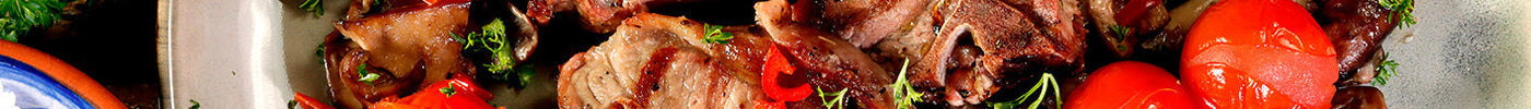 Gemarineerde Griekse lams T-bones met champignons en tomaten