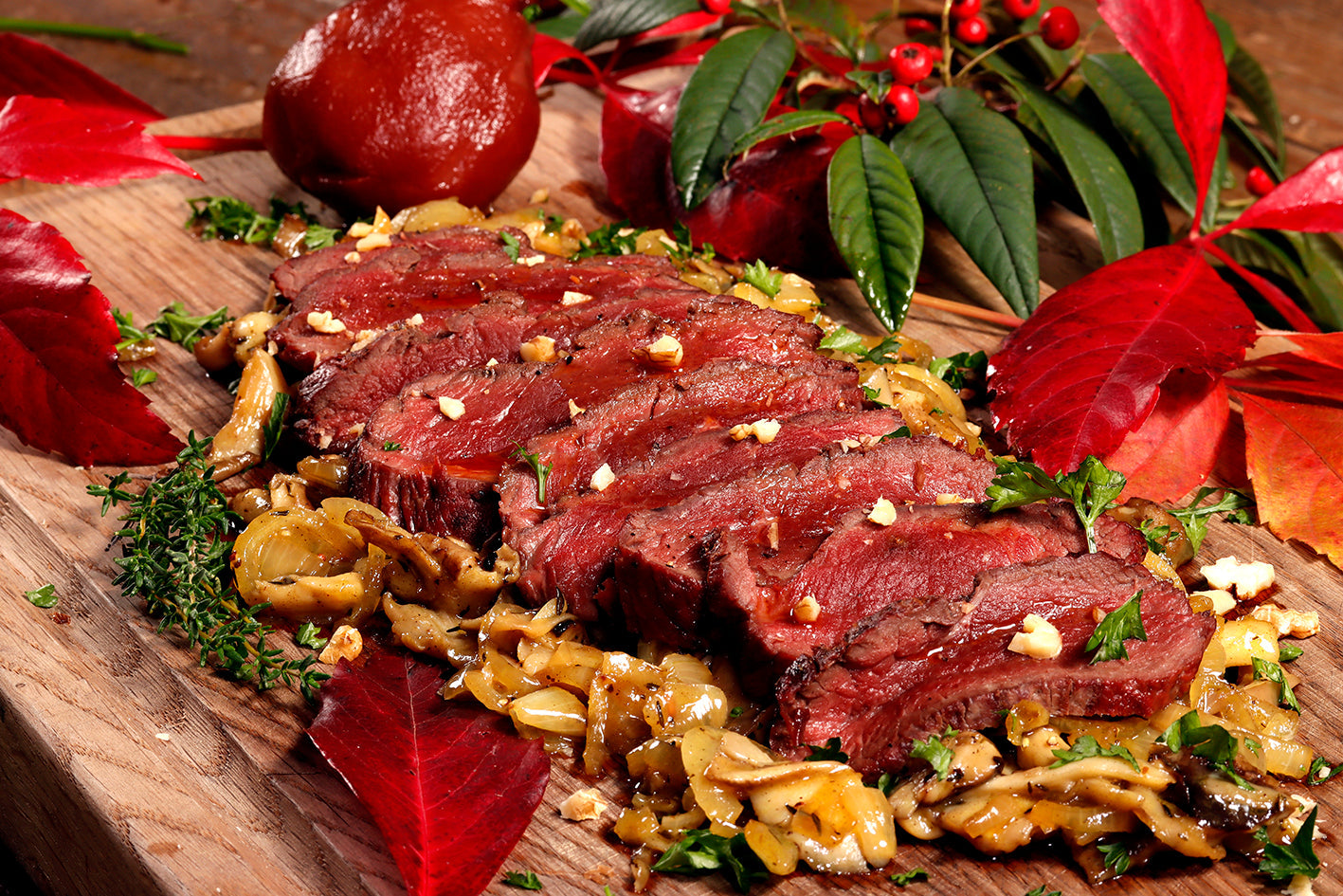 Gegrilde Hertenrug filet met gemengde paddenstoel en gestoofde ui.