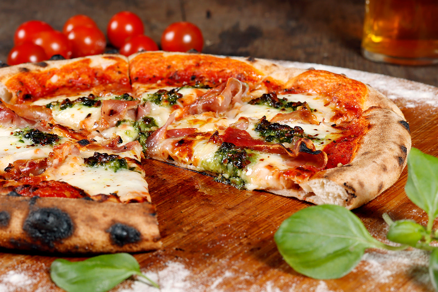 Pizza Mozzarella, Prosciutto & Pesto uit de Gozney Tread