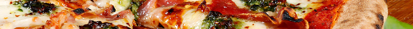 Pizza Mozzarella, Prosciutto & Pesto uit de Gozney Tread