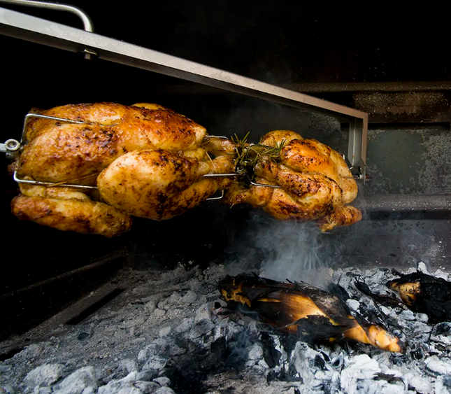 Braaimaster-Rotisserie-kit-in-gebruik