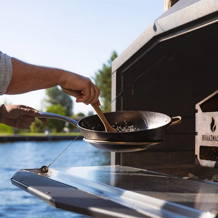 Braaimaster_-_Wok_frame_in_gebruik