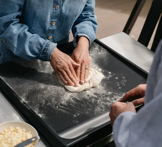 Gozney pizza prepboard in gebruik tijdens deeg knijden