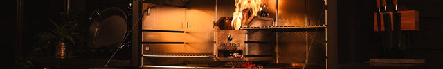 Braaimaster Duo Black ingebouwd in veranda met adapter en dakdoorvoer. vuur in de firebox en hout in de opslag.