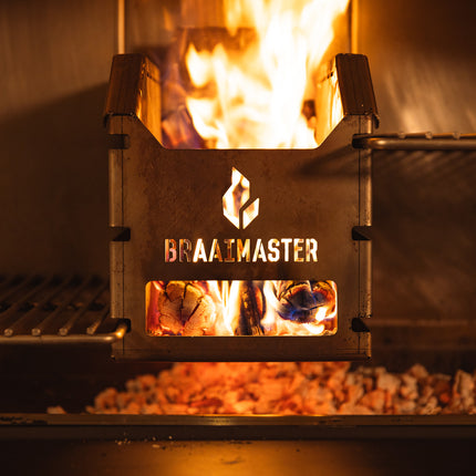 Braaimaster duo firebox brandend met gloeiende houtskool onder de roosters