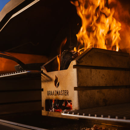 Braaimaster Duo sfeerfoto vooraanzcht met brandende vuurbox in de schemering