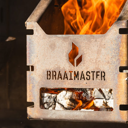 Braaimaser firebox met brandende houtblokken