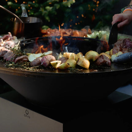 OFYR Heritage Classic 100 Black brandend bereiding van gerecht op de plancha
