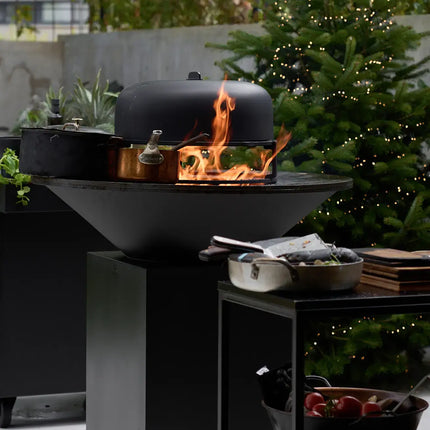 OFYR Heritage Clssic 100 Black op terras met kerstboom diverse accessoires op de plancah en vuur brandend
