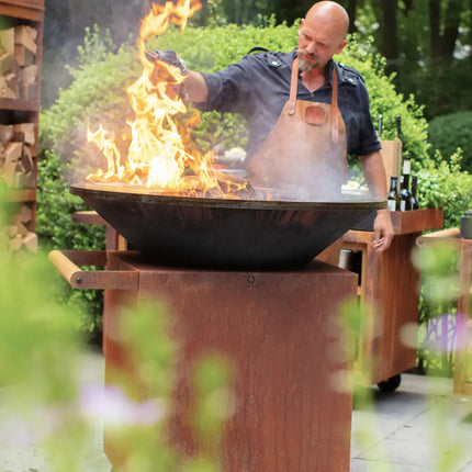 OFYR Heritage Classic 100 corten in tuin met chef vlammen
