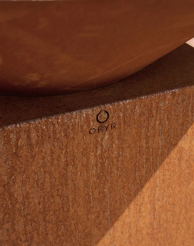 OFYR Heritage Classic 100 Corten Close up  van de patina en logo