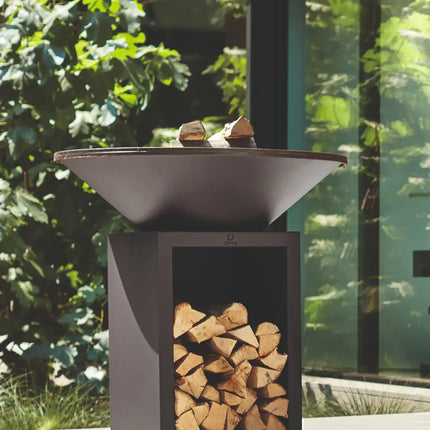 OFYR Heritage Classic Storage 100 Black op terras met hout in de storage ruimte