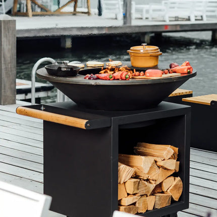 OFYR Heritage Classic Storage 100 PRO Black op een vlonder aan de haven met gerechten op de plaat