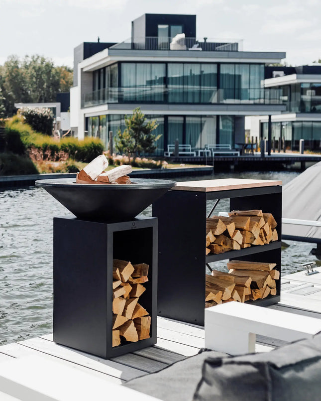 OFYR Heritage Classic storage 85 black op een vlonder aan het water met storage dressoir ernaast