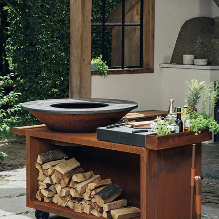 OFYR Heritage Island 100 PRO Corten op patio voor oude rieten kap