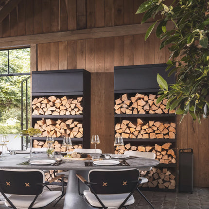 OFYR Heritage Storage 100 Black, 2 stuks geplaatst tegen een houten wand in houten overkapping