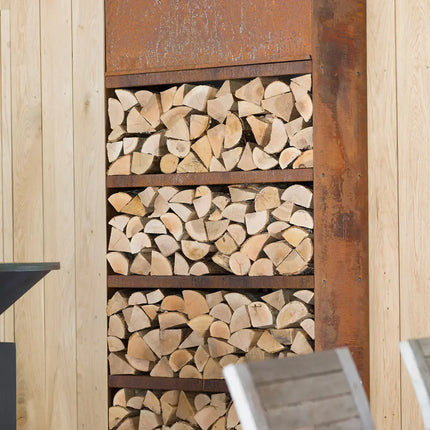 OFYR Heritage Woodstorage 100 corten tegen houten wand, gevuld met houtblokken