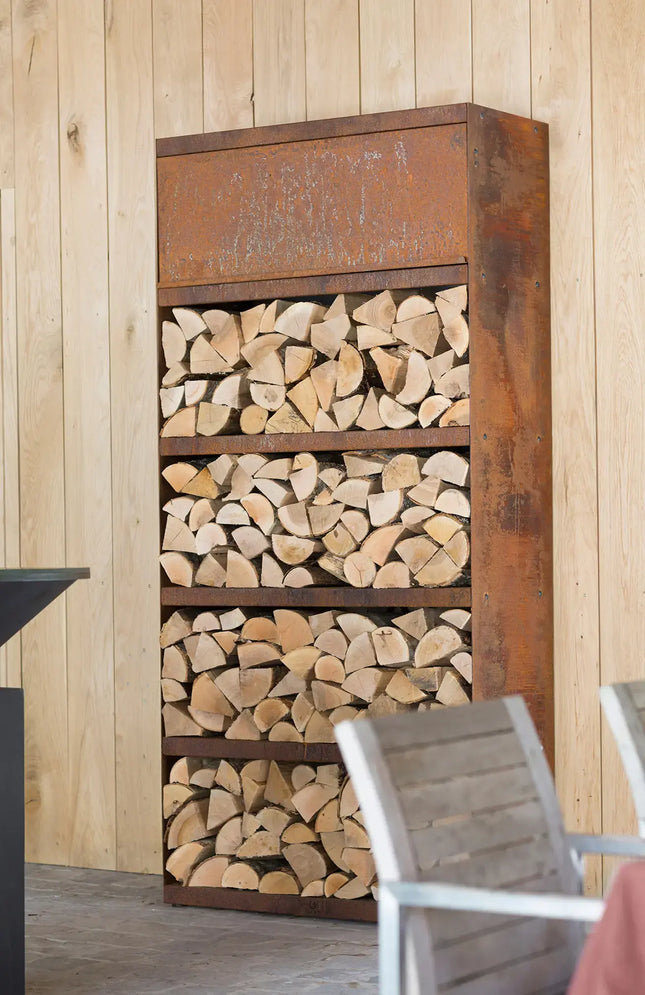OFYR Heritage Woodstorage 100 corten tegen houten wand, gevuld met houtblokken