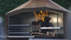 Braaimaster sfeer video met brandende duo braai, spiesen op de grill en mensen die elkaar welkom heten