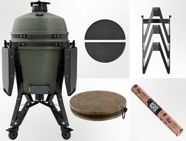 The Bastard - PRO kamado Large Alpine green vooraanzicht met daarnaast de upgradebox bestaande uit Half moon cast iron Griddle, essential rack, butcher block en butcher paper