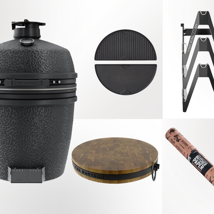 The Bastard kamado - PRO Solo Large mat Graphite vooraanzicht met daarnaast de upgradebox bestaande uit Half moon cast iron Griddle, essential rack, butcher block en butcher paper