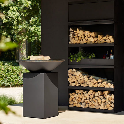 OFYR Classic 85 heritage black op sokkel met houtopslag op de achtergrond