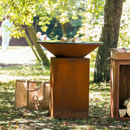 OFYR Classic 85 heritage corten op sokkel in een natuurlijke omgeving