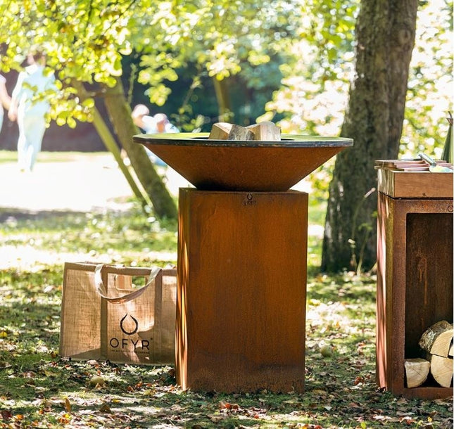 OFYR Classic 85 heritage corten op sokkel in een natuurlijke omgeving
