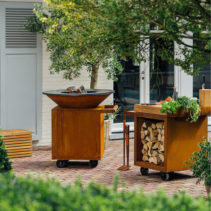 OFYR Heritage Classic 100 PRO corten op terras met losse storage unit en olijfboom op de achtergrond