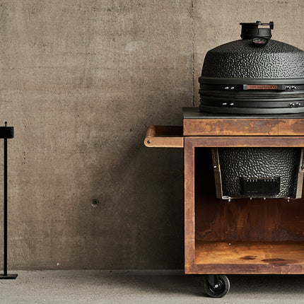 The Bastard kamado VX Large Solo ingebouwd in een cortenstalen tafel