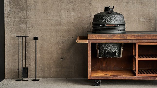 The Bastard kamado VX Large Solo ingebouwd in een cortenstalen tafel