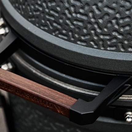 The Bastard kamado VX Large Solo handgreep met ingegraveerd logo